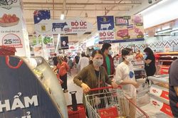 TP.HCM cho phép nhân viên các siêu thị, cửa hàng ra đường sau 18h