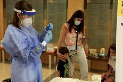 Israel lập hàng trăm điểm xét nghiệm nhanh COVID-19 trên toàn quốc