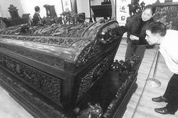 Nước sông cạn kiệt lộ ra một 'loạt quan tài' đen kỳ lạ, chuyên gia thốt lên: 'Vàng bạc không là gì so với chúng!'