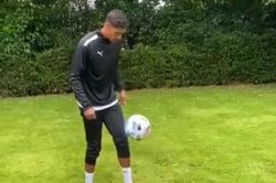 Varane khoe hình ảnh tập luyện ở Manchester