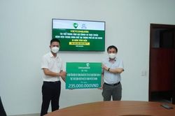 Y tế - Sức khỏe Tin tức y tế Vietcombank Huế tài trợ 10 bơm tiêm điện cho Trung tâm hồi sức tích cực người bệnh COVID-19