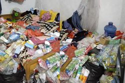 Căn phòng trọ ngập 'của để dành' của cô gái trẻ gây sốc MXH: 'Ủa rồi ngủ ở đâu?'