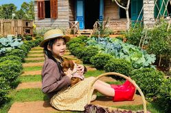 Người mẹ trẻ dựng nhà, trồng rau để sống chậm trong dịch