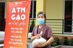 Tặng gạo cho người dân khó khăn trong mùa dịch