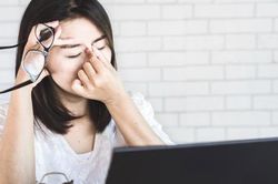 Khuyến cáo dùng nhiều máy tính, điện thoại ảnh hưởng xấu tới sức khỏe thanh thiếu niên