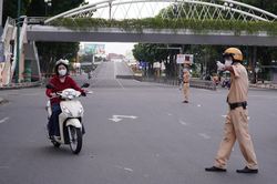 TP Hồ Chí Minh: Nhân viên siêu thị, cửa hàng tiện lợi được đi lại sau 18 giờ