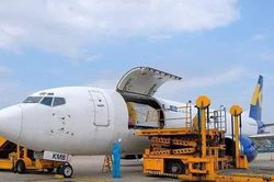 Không quân Mỹ vận chuyển 77 tủ đông bảo quản vắc xin Pfizer đến Việt Nam
