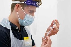 Anh 'thừa' vắc xin Covid-19, Moderna xem xét thử nghiệm tiêm cho trẻ em