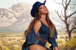 Beyoncé khoe đường cong rực lửa ở tuổi 40