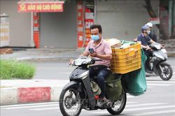 Nhiều shipper 'quên' đội mũ bảo hiểm