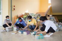Giáo viên Trường THPT Đakrông quyên góp 500 bộ sách giáo khoa cũ tặng học sinh khó khăn
