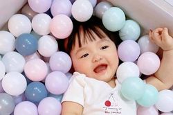 Đông Nhi khoe loạt khoảnh khắc con gái khiến bà nội 'toát mồ hôi'
