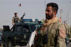 Taliban ồ ạt tiến công, hàng nghìn người Afghanistan bỏ chạy