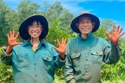 Nghỉ dịch, cô gái rời TP.HCM về quê chăm vườn, đi làm thuê với cha