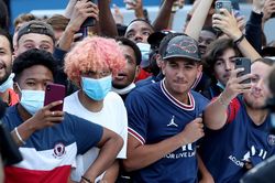 Cổ động viên PSG phấn khích vì Messi