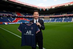 Messi chính thức ký hợp đồng siêu khủng với PSG