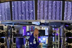 Chứng khoán Mỹ bùng nổ sau khi Thượng viện phê chuẩn gói đầu tư hạ tầng 1.000 tỷ USD