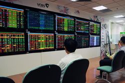 Dòng tiền đổ mạnh vào cổ phiếu ngân hàng, Vn-Index vẫn giảm gần 5 điểm