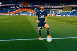 Xem cú chạm bóng đầu tiên của Messi ở PSG