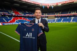 ĐT Việt Nam nhận tin cực vui trước ngày HLV Park Hang-seo tái xuất; Messi chính thức ra mắt PSG