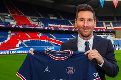Messi chính thức gia nhập PSG