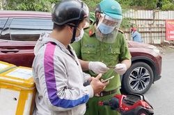Hà Nội yêu cầu người đi qua chốt phòng dịch phải quét mã QR