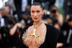 Cảm giác của Bella Hadid khi mặc chiếc váy có vòng cổ che ngực