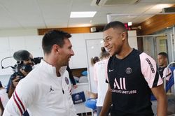 Mbappe chào đón Messi tới PSG