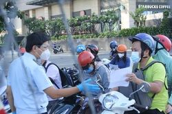 TPHCM: Người, xe ra đường nhộn nhịp khi đang giãn cách