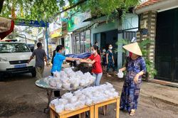 Ấm áp tình người trong tâm dịch tại Thành phố Hồ Chí Minh