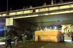 TP Hồ Chí Minh: Giải cứu kịp thời người đàn ông dọa nhảy cầu Ông Lãnh