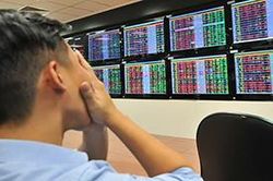 Nhóm bất động sản, xây dựng tăng giá, VN-Index đảo chiều