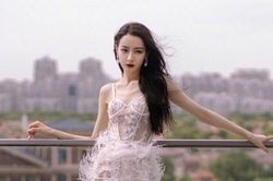 Địch Lệ Nhiệt Ba gầy gò báo động, vòng 1 căng đầy cũng mất hút khiến fan lo lắng
