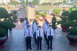 Lãnh đạo thành phố dâng hương tưởng niệm các anh hùng, liệt sĩ trước khai mạc kỳ họp HĐND thành phố