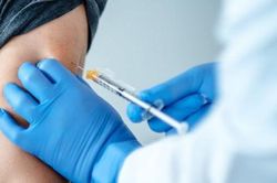 Người lớn tuổi tiêm vaccine COVID-19 giảm nguy cơ nhập viện