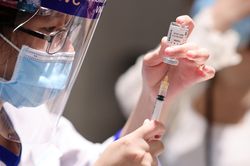 TP.HCM tiêm hết vaccine do Bộ Y tế phân bổ, triển khai tiêm Sinopharm