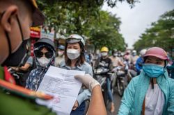 Công sức chống dịch của TP.HCM 'đổ sông đổ biển' nếu đường đông người