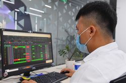 Đảo chiều bất ngờ, VN-Index tăng 4 điểm