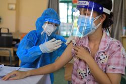 Bí thư TP.HCM: Thông tin loại vaccine cho người dân trước khi tiêm