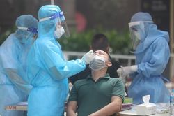 Chùm ảnh: Hà Nội lấy mẫu xét nghiệm Covid-19 cho toàn bộ người dân phường Lê Đại Hành