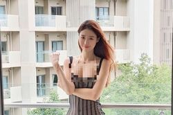 Tạo dáng không giống ai, hotgirl gây nhức mắt vì để lộ nội y