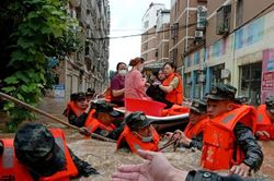 Trung Quốc ra 'cảnh báo đỏ' về mưa khi số người chết vì lũ lụt lên tới 21 người