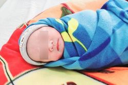 Hai em bé chào đời từ mẹ mắc Covid-19 suy hô hấp