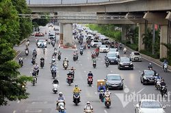 Phố phường Hà Nội lại đông trong ngày giãn cách