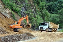 Giá xăng dầu tăng, doanh nghiệp gặp khó
