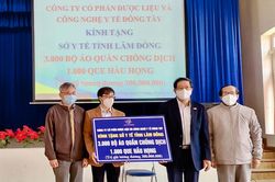 Trao tặng vật tư phòng chống dịch Covid-19