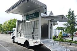 Hà Nội tiếp nhận xe ô tô chuyên dụng phục vụ tiêm vắc xin Covid-19 lưu động