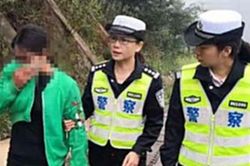 Vợ bị đạp khỏi xe trên đường cao tốc, biết rõ nguyên nhân, cư dân mạng: Đạp thêm cái nữa!
