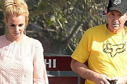 Cha của Britney Spears rút khỏi quyền bảo hộ của con gái, tuy nhiên cô vẫn chưa được tự do vì lý do này