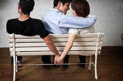 Chồng cũng thương, bồ cũng thích, nên chọn chồng hay chọn bồ?